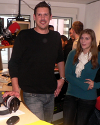 Moderator Eric Parthun erklärt Schülern das Studio